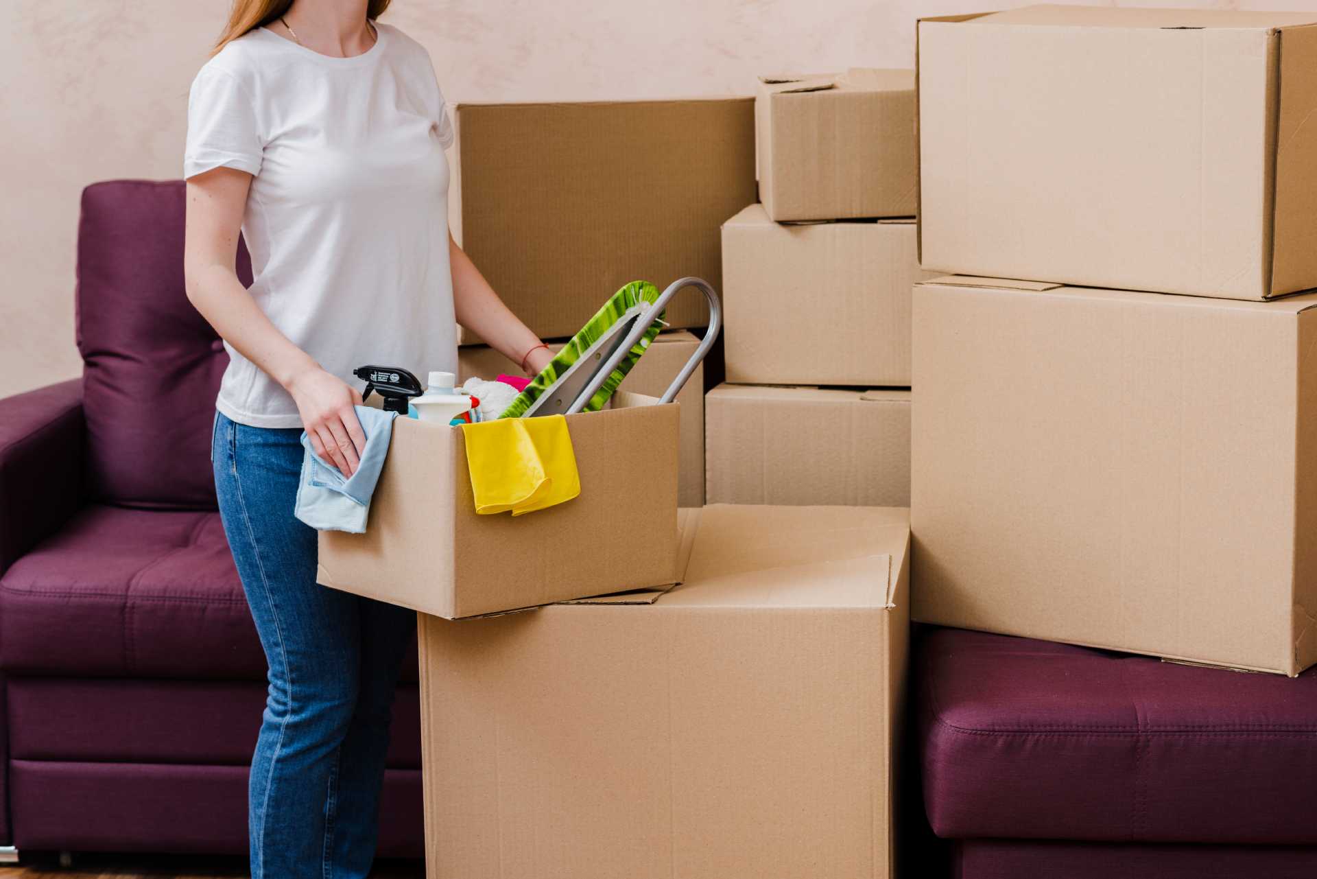 Entrümpelung – Umzugskartons werden gepackt