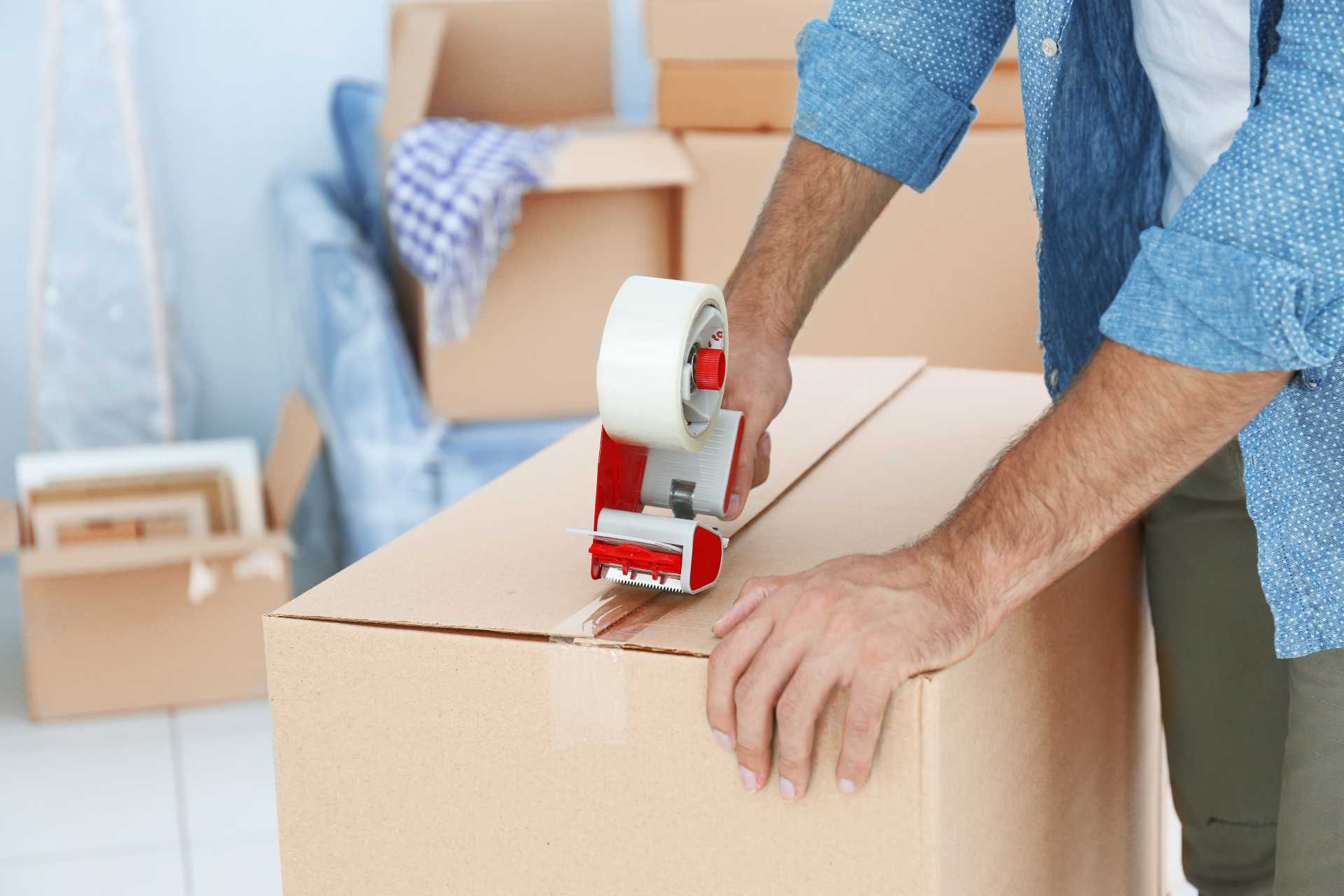 Umzug – Umzugskarton wird verklebt